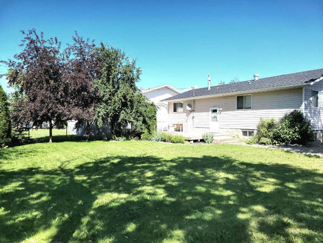 10405 102 Avenue, Home with 5 bedrooms, 2 bathrooms and 2 parking in Lac La Biche AB | Image 4