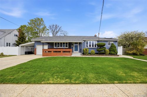 644 Clinton Ave, Lindenhurst, NY, 11757-2805 | Card Image