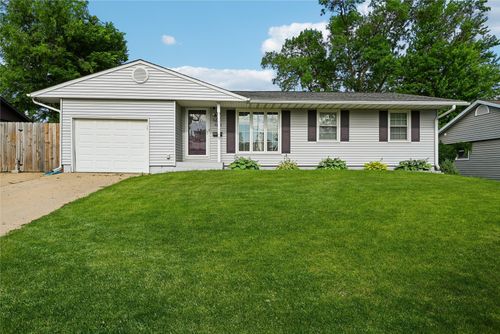 4633 White Pine Dr Ne, Cedar Rapids, IA, 52402-2245 | Card Image