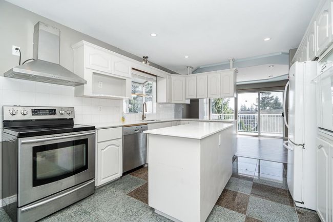 32616 Fleming Avenue, House other with 6 bedrooms, 3 bathrooms and 6 parking in Mission BC | Image 2