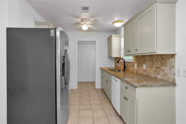 814 Whipporwill Rd, House other with 3 bedrooms, 2 bathrooms and 3 parking in Conroe TX | Image 14
