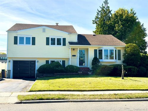 2 Radnor Ct, Hicksville, NY, 11801-5629 | Card Image