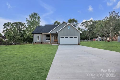 2325 32nd St Ne, Hickory, NC, 28601-7946 | Card Image