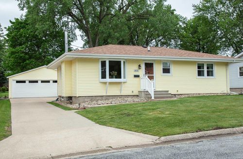 1831 4th Ave Nw, Waverly, IA, 50677-1922 | Card Image