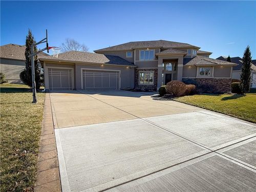 1427 Young Cir, Raymore, MO, 64083-8375 | Card Image