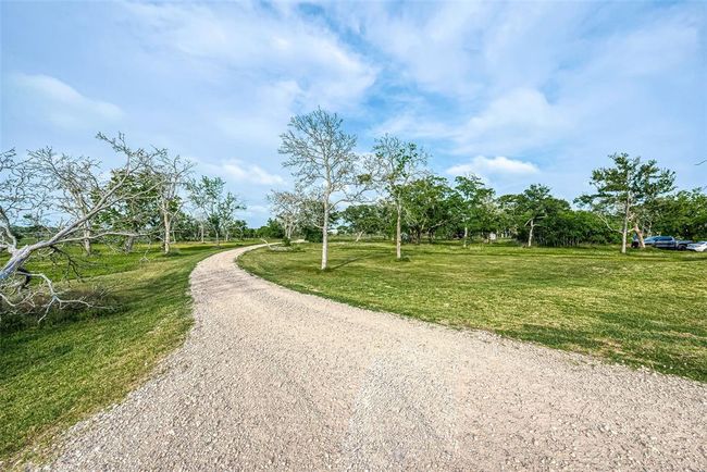 Long gravel driveway leading to Brazos River Rd. | Image 29