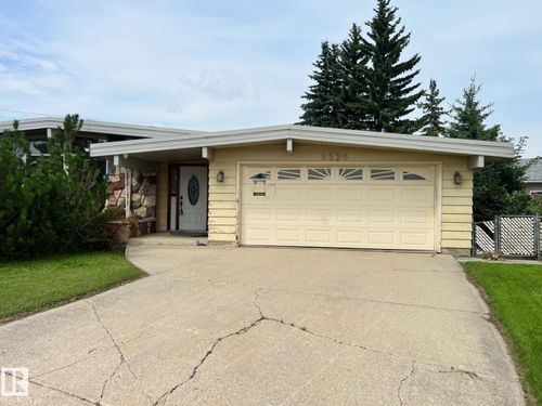 9536 151 Ave Nw, House with 4 bedrooms, 3 bathrooms and null parking in Edmonton AB | Card Image