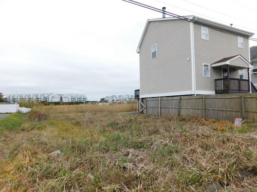 53 1st Ave, East Haven, CT, 06512-4921 | Card Image