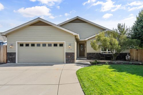 2294 Kingswood Dr, Medford, OR, 97501-1969 | Card Image