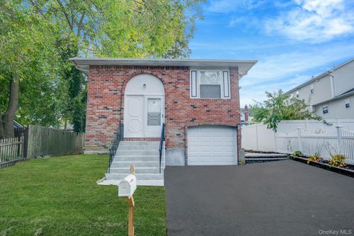 16 Birch Dr, Ronkonkoma, NY, 11779-3102 | Card Image