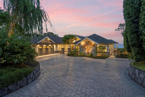 2226 Arbutus Rd, Victoria, BC, V8N1V3 | Card Image