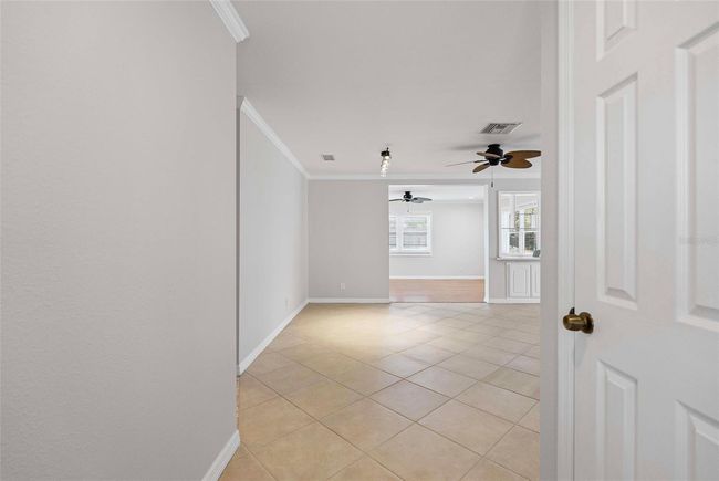 Front door entryway | Image 8