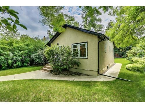 409 12 Avenue Nw, Home with 2 bedrooms, 1 bathrooms and 2 parking in Calgary AB | Card Image