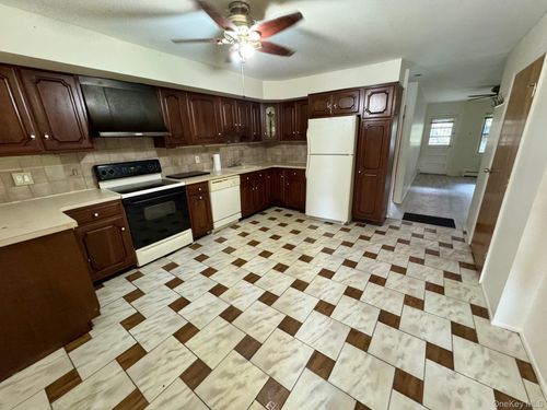 1-32 72nd St, East Elmhurst, NY, 11370-1724 | Card Image