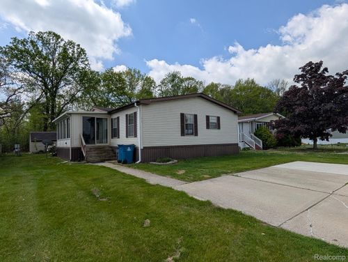 11 Fox Hound Ct, Grand Blanc, MI, 48439-8172 | Card Image