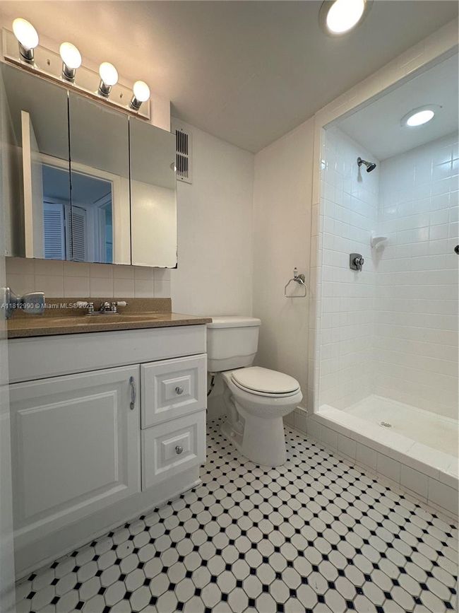 APT-2N - 500 Executive Center Dr, Condo with 2 bedrooms, 2 bathrooms and null parking in West Palm Beach FL | Image 9
