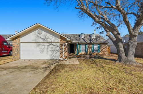2117 Newbury Dr, Arlington, TX, 76014-3618 | Card Image