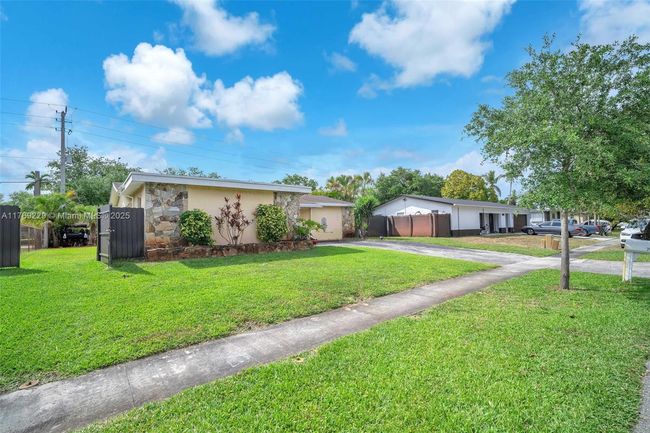 700 Nw 88 Th Ter, House other with 3 bedrooms, 2 bathrooms and null parking in Pembroke Pines FL | Image 39