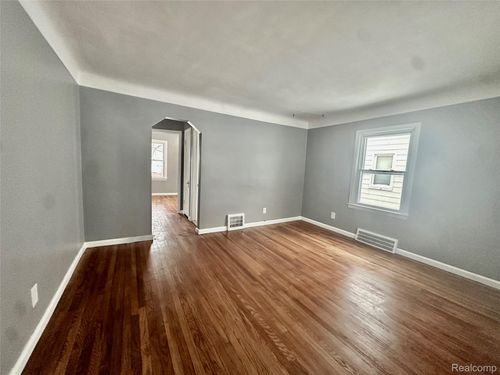 18948 Kenosha St, Harper Woods, MI, 48225-2130 | Card Image