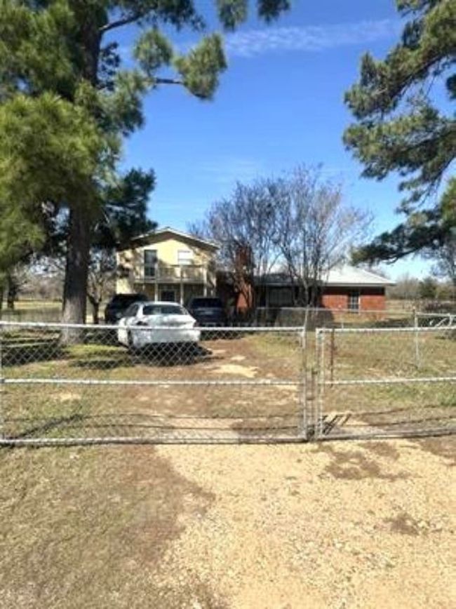 View of front facade with a gate and a fenced front yard | Image 23