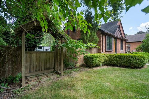 3704 Oakshire Ave, Waterford, MI, 48328-3549 | Card Image