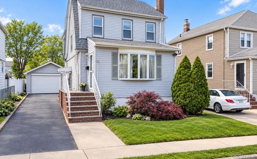 158 Cochran Pl, Valley Stream, NY, 11581-1832 | Card Image