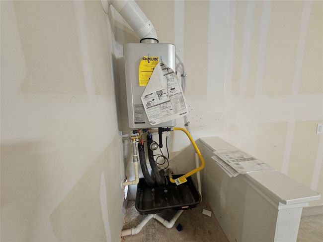 Utility room with water heater | Image 31