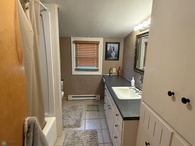 Upstairs Bathroom | Image 18