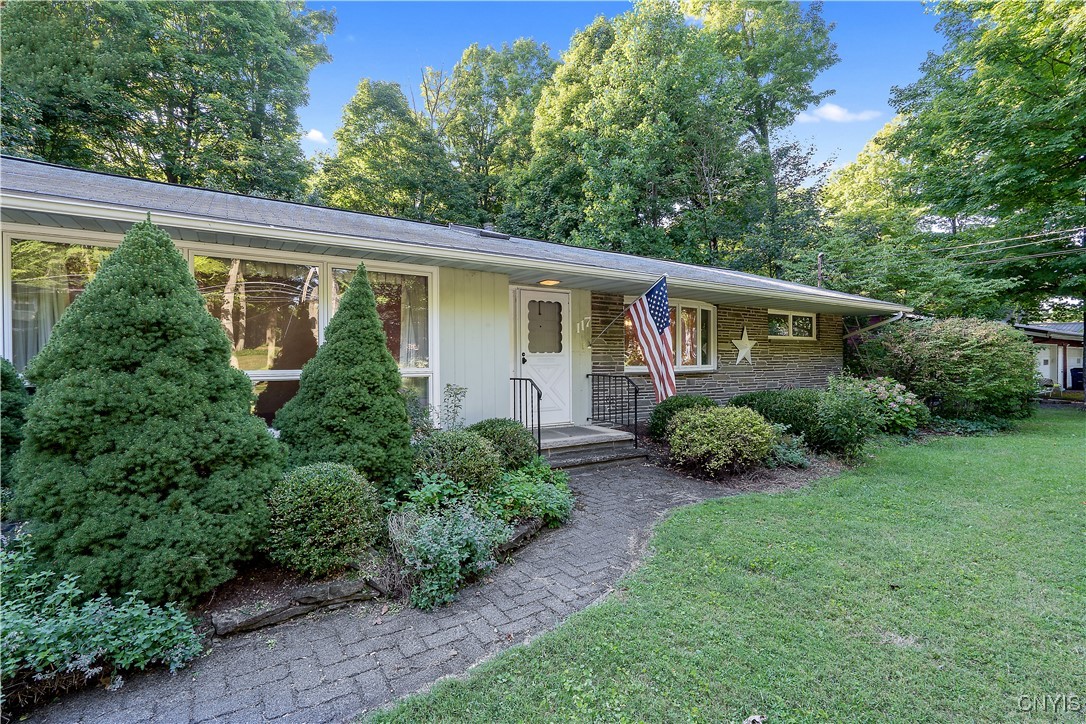 Munro Dr, Camillus, NY 13031
