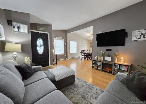 1462 Claas Ave, Holbrook, NY, 11741-5720 | Card Image