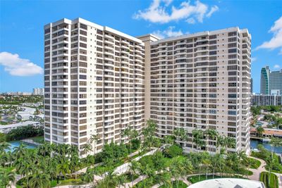 2212 - 2500 Parkview Dr, Condo with 2 bedrooms, 2 bathrooms and null parking in Hallandale Beach FL | Image 1