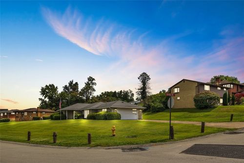 605 Regina Dr, Forward Twp, PA, 15037 | Card Image