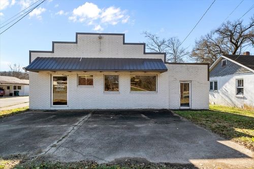 1308 E Main St, Waverly, TN, 37185-1819 | Card Image