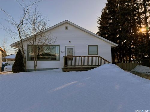 516 3rd St W, Meadow Lake, SK, S9X1E1 | Card Image