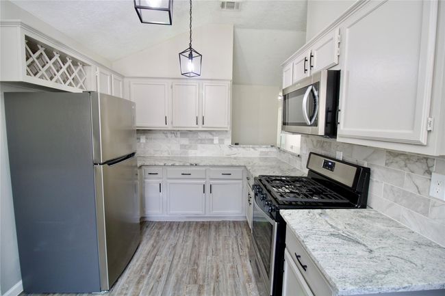6022 Thom Rd, House other with 3 bedrooms, 2 bathrooms and 2 parking in Humble TX | Image 4