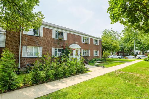 42-9-225-35 88 Avenue, New York, NY, 11427 | Card Image