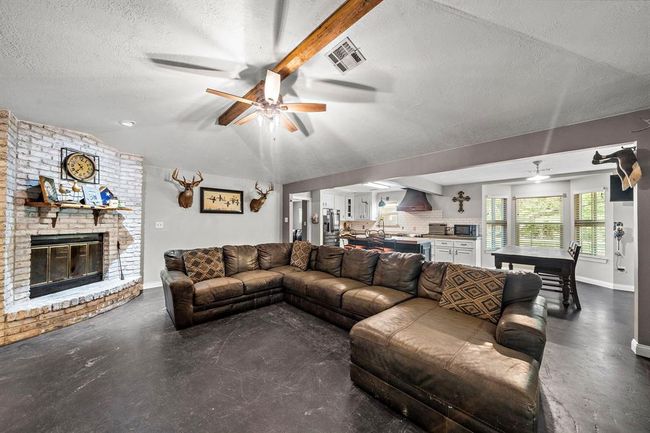 424 Hankamer Loop, House other with 3 bedrooms, 3 bathrooms and 2 parking in Hankamer TX | Image 9