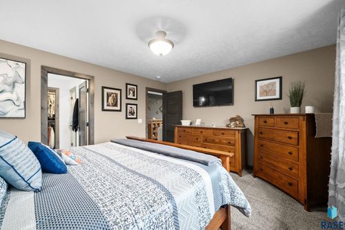 1104 N Archer Dr, Sioux Falls, SD, 57103-1217 | Card Image