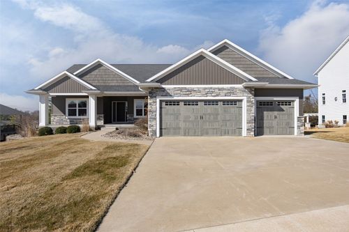 3004 Forrest Meadow Ln, Hiawatha, IA, 52233-8010 | Card Image