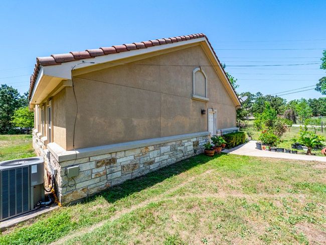 Side view of home showing stucco siding | Image 32