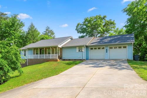 570 Pleasant View Dr, Marion, NC, 28752-6860 | Card Image