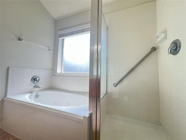 Separate Jetted Tub/Shower | Image 23