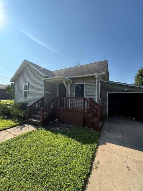 806 E 5th St, Vinton, IA, 52349-2207 | Card Image