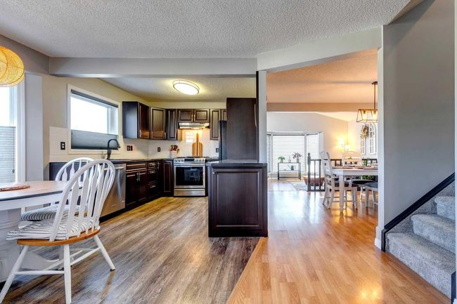 4 Strathwood Bay Sw, Home with 3 bedrooms, 2 bathrooms and 4 parking in Calgary AB | Image 11