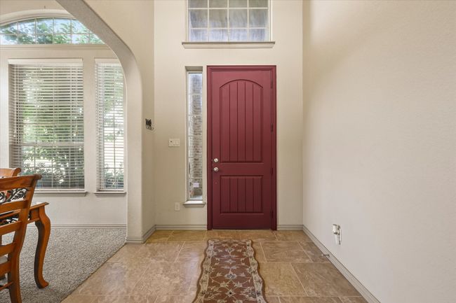 Open layout entryway | Image 5