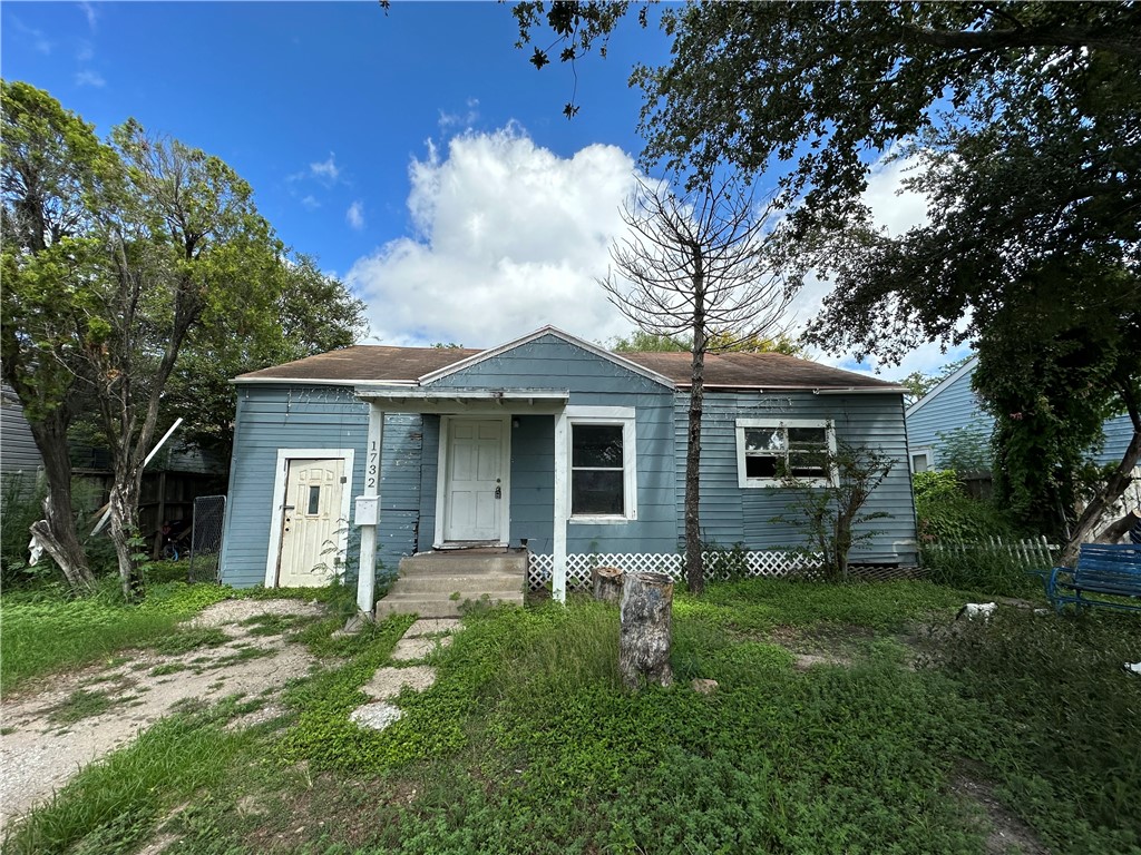 Whitney Ave, Fresno, CA 93725