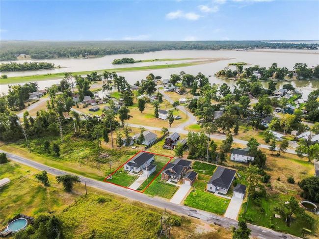 The lakefront neighborhood offers area parks as well as a few boat launchs located a few minutes away from the home. | Image 20