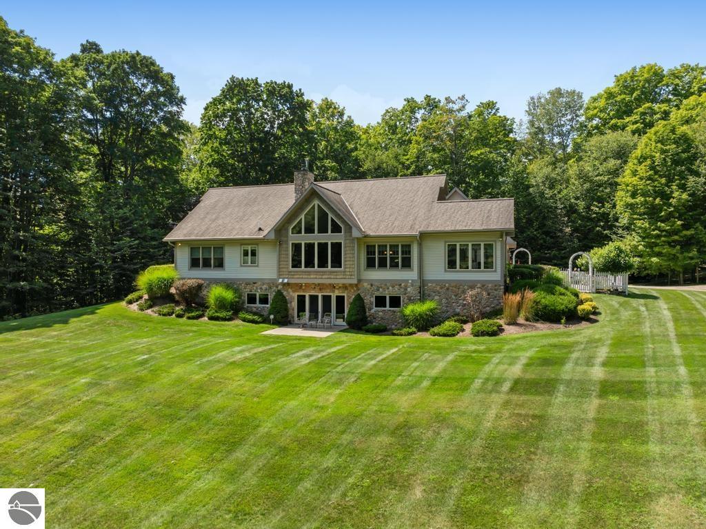 Forest Ridge Trl, Charlevoix, MI 49720