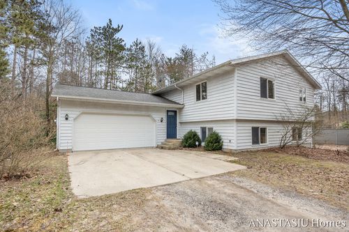 15882 Taylor St, West Olive, MI, 49460-8980 | Card Image