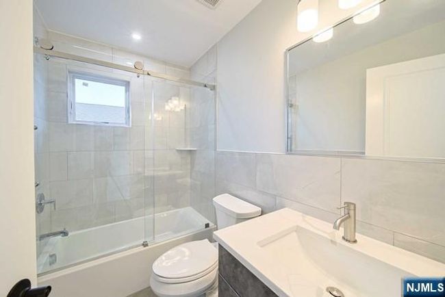 39 Henry Ave, Home with 3 bedrooms, 4 bathrooms and null parking in Palisades Park NJ | Image 22